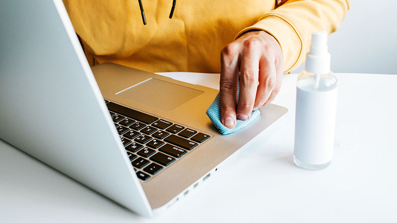 Vệ sinh vỏ máy laptop bằng khăn vải mềm